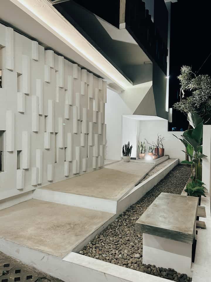 Area depan rumah dimanfaatkan sebagai taman kering #frontyard #minimalist #fasad #nightmode #bandung #boemisaturnus
