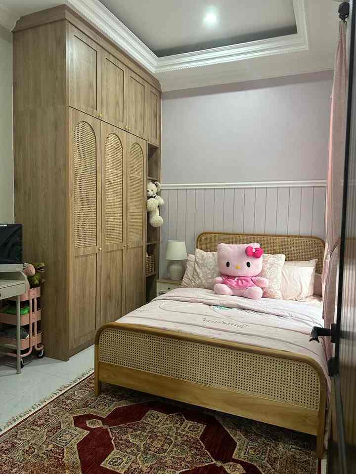 Custom Dipan Jati Rotan

Selamat malam minggu teman-teman semua..
Aku mau share furniture custom yang ada di kamar anak ku nih. Nah berhubung luasan di kamar anak ku ukurannya kecil, maka aku memutuskan untuk menggunakan furniture custom supaya ukurannya sesuai dengan ruangan. Aku mengcustom lemari baju anak dan dipan tempat tidur. Kedua furniture custom tersebut memiliki serat kayu berwarna natural dengan kombinasi rotan. Dengan membuat furniture custom tema dan warna furniture dapat kita sesuaikan satu sama lain🤍 

Untuk lemari baju aku custome di @kayu.homeinterior yang terbuat dari material multipleks dilapisi dengan HPL. Sedangkan untuk dipan custom aku order dari tokopedia yang terbuat dari material kyu jati dan kombinasi rotan dengan ukuran khusus yaitu 140x200.

Semoga menginspirasi🫶🏻

#modernclassic #classicmodern #rumahdeveloper #cisauk #BSD #bedroom #kidsbedroom #livingwithkids #homedecor #rumahshelica