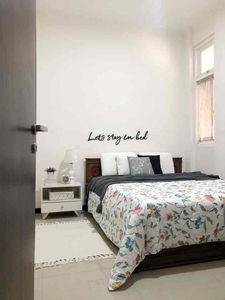 Untuk kamar tidur memang sengaja tidak banyak meletakkan perabot besar di dalamnya.
Selain supaya berkesan clean dan lapang tidak engap, karena kamar tidur ini hanya berukuran 3,5m x 3m.
Dan tentunya kalo terlalu banyak barang akan tidak nyaman saat istirahat.
Pemilihan perlengkapan alat tidur seperti bantal sprei maupun selimut juga harus diperhatikan.
Pilihlah bahan yang lembut dan halus supaya nyaman saat dipakai.
Bed sidetable dan lampu meja adalah barang sepaket yang tidak bisa dipisahkan.
Berfungsi sekali sidetable untuk meletakkan handphone dan barang2 penting lainnya
Lampu tidur biasanya memakai warna cahaya yang warm supaya kamar terasa lebih rileks dan nyaman

#cozybedroom
#dekorasikamartidur
#inspirasikamartidur
#hauz191 #kamartidur #bedsidetable #bedcover