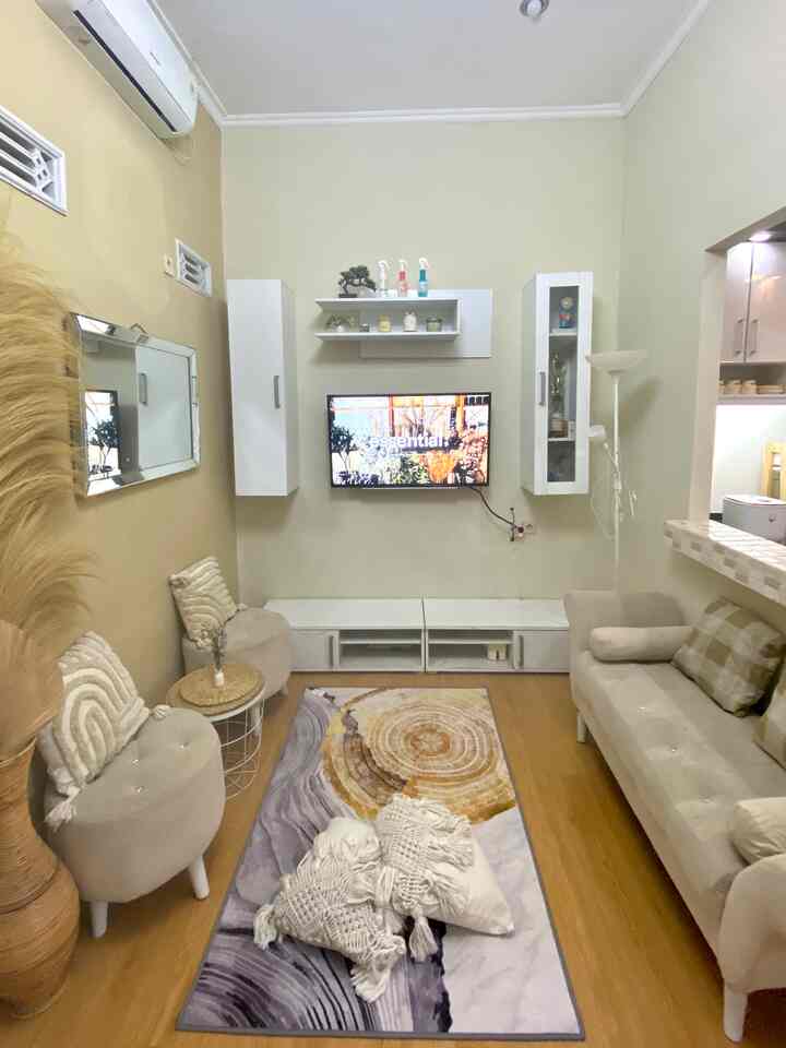 Penambahan aksen karpet di ruang tv membuat selain untuk dekorasi juga bisa menambah kenyamanan, motifnya yang beraneka ragam dapat membuat suasana ruangan menjadi berbeda 🤗


#ruangtv #ruangkeluarga #minimalist #karpet #rustic 