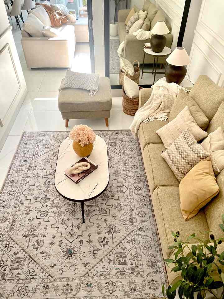 Hai, untuk dekor ruang tamu supaya terlihat nyaman aku gunakan tambahan pillow n warna cushion , lukisan yg bikin ruangan jadi lebih hidup plus sisi dinding lainnya biar gak kosong ku pakai jam dinding yg segenre dg ruangan

#homedekor #homestudio #sewarumahstudiojakarta #sewarumahstudio #dekorstudio #photoshoot #rumahshootingjakarta #rumahshooting #rumahcantik #rumahtropis #rumahclassicmodern #rumahvintagemodern #rumahvintage #rumahjakarta #homestudiojakarta #rumahshooting #rumahmodern #homedecor #sewarumahstudio
#americanclassicmodern #minimalist #classicvintage #homedecorinspo #roomdecorinspo #aesthetichomedecor
#Jakarta 
