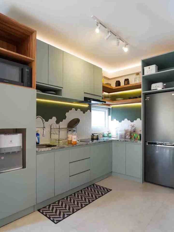 Ruangan paliiing sibuk apa hayo? Ya pasti dapur. Kita masak, cuci piring, minum, prepare makanan, pasti disitu. Banyak orang bilang yg bikin dapurku unik itu backsplashnya, kaya dinding dicopotin gitu kan? Tips Dapur biar cantik gausah muluk2, minimal harus selalu di lap bersih dan sedia kanebo untuk meminimalisir kelembapan. karena dapur kaya gini wajib kering. Oya, slide pertama diambil pada siang hari, slide kedua dan 3 pada malam hari maka cahaya terlihat berbeda.
#kitchenstyling #kitchendecorationideas #kitchenmakeover #depok #rumahminimalis #rumahpengantinbaru #dapurmodern #hijauhijau 