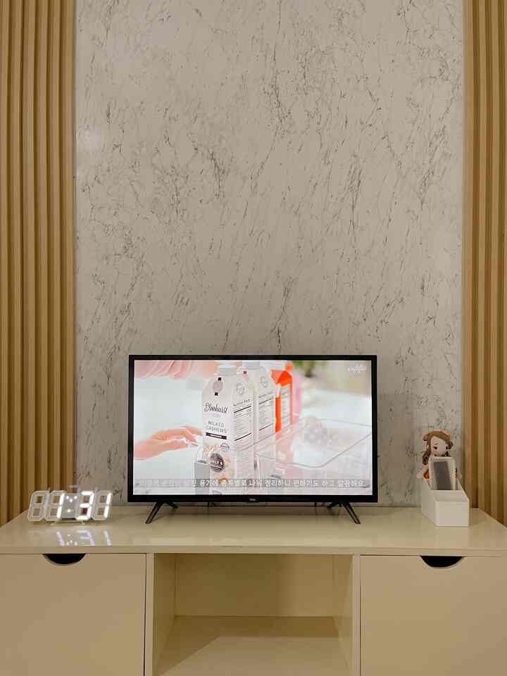 Backdrop TV 

Backdrop tv ini dibikin oleh jasa interior vendor langganan aku untuk bahannya aku pake hpl motif marble dan wood panel untuk pemasangannya dikasih lem ya 
Ukuran backdrop tv ini tidak begitu luas kurang lebih 2 meter 25 cm untuk panjang nya tingginya kurang lebih 3 meter 
Untuk meja tv nya aku juga costum di tukang furnitur warna cat nya ivory 
Dulunya backdrop tv ini aku kasih wallpaper sticker karena sudah bosen dan ingin ganti suasana aku cari2 ide di pinterest aku nemu yang mirip2 sama ini kemudian aku menghubungi jasa dekorasi bangunin di disign semirip mungkin dan akhirnya kepasang juga 
Aku pakai jasa interior karena tidak mungkin dilakukan sendiri tentunya sangat merepotkan

#interiordinding 
#renovasirumah 
#bangunanrumah
#backdroptv
#minimalis 
#interiordesigner
#arsitekrumah