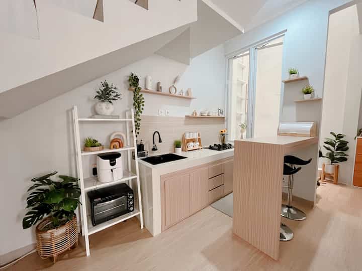 Dikarenakan ukuran dapur dirumah.shacca cukup mungil, jadi aku membuat kitchen set dan meja bar dengan custom .

Ukuran meja dapur dirumah.shacca adalah 220cm x 85cm , sedangkan ukuran untuk di meja bar adalah 142cm x 110cm
Untuk kitchen set dan meja bar ku, menggunakan HPL multiplex ￼TACO HPL Woodgrain TH 103 AA -Natural Beech

Aku lebih memilih custom karena lebih sesuai dengan ukuran dapurku sehinggal lebih bisa fungsional dan lebih senada warnanya dengan interior dirumahku 🤎🤎

#customfurniture #personalizedfurniture #uniquefurniture #japandi #japandiinterior #inspirasidapur #inspirasiruangmakan