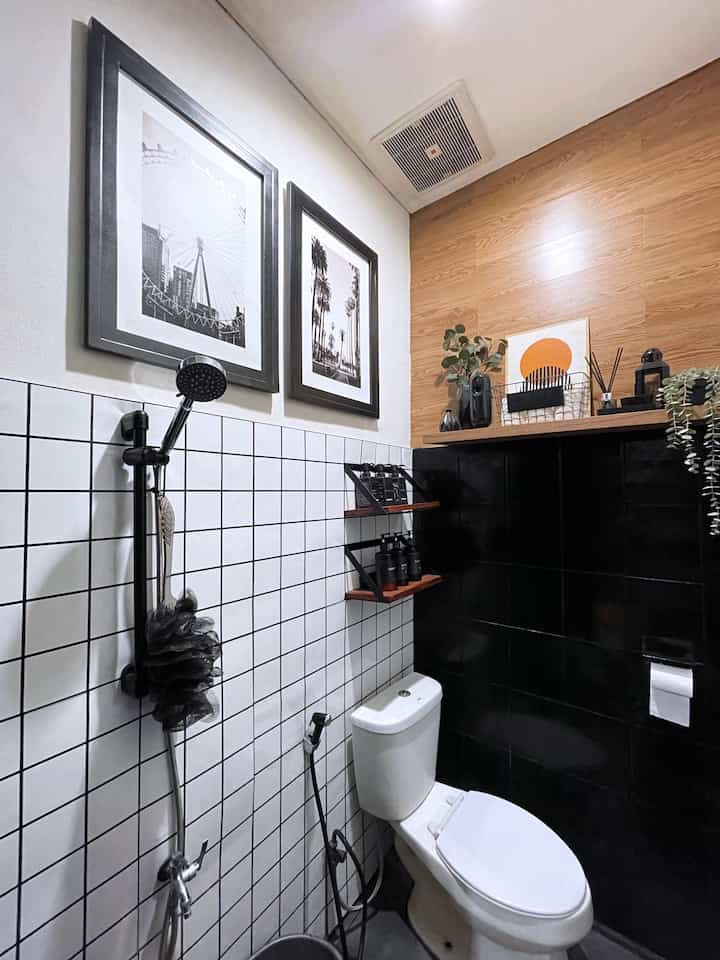Kamar Mandi mungil ukuran 160 x 125 cm,
yang juga di #makeoverlowbudget, dengan tone yang masih sama Black, White dan ada sedikit sentuhan Warm dari ambalan dan sisa Vynil yang ditempel di dinding kamar mandi 😁

#kamarmandi #kamarmandimungil #bathroom #diylowbudget #makeoverkamarmandi #boldandwarm #blackandwhite #zarraawwrr #IKEA #INFORMA #smallbathroom #minimalistbathroom #bathroominspo 