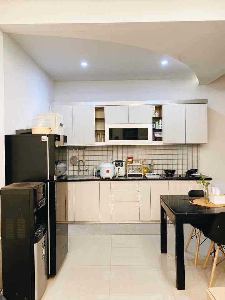 #myhomejourney, #ceritarumahku,
#myfavoriteroom soul dari rumah kami adalah bagian area dapur dimana kami menyukai konsep japandi dengan aksen minimalis serta barang barang yang seragam berwarna hitam dipadupadankan dengan kitchen set berwarna cerah motif kayu dan marmer 

#japandi #minimalist #monochrome #kitchen #90sqm #cibubur #dapurminimalis #rumahcluster 