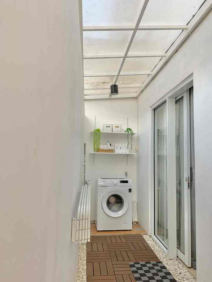 Laundry Room simple 🧺

Beberapa item dekoratifnya:
-Lantai Decking WPC
-Batu Koral Putih
-Daun Juntai Artifisial
-Box Eceng Gondok

#laundryarea
#laundryroominspo
#rumahmungil
#livingwithkids
#makassar