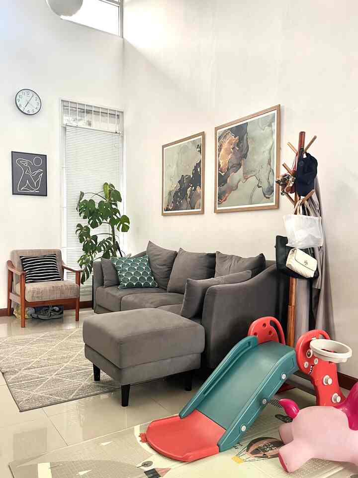 The real #livingwithtoddler 🙃🙃 saat living room udah sebelahan sama tempat bermain anak😂 tadinya meja makan tapi digeser biar anak bisa punya tempat main yg lebih luas

#smallhouse #nevertoosmall #livingwithtoddler #decorlowbudget #minimalisthouse #bandungtimur