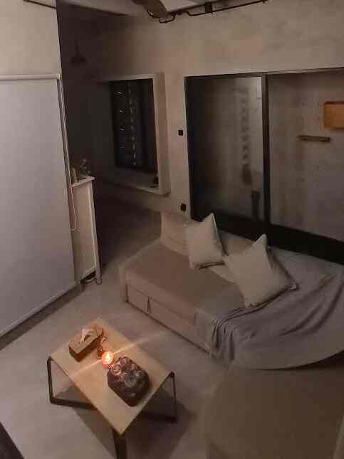 Beginilah suasana malam hari di living room, cm 2 lampu sorot yg nyala, biar suasana lbh relax nyalain lilin aromatheraphy

#livingroom #candle #aromatheraphycandle #night #nightvibes