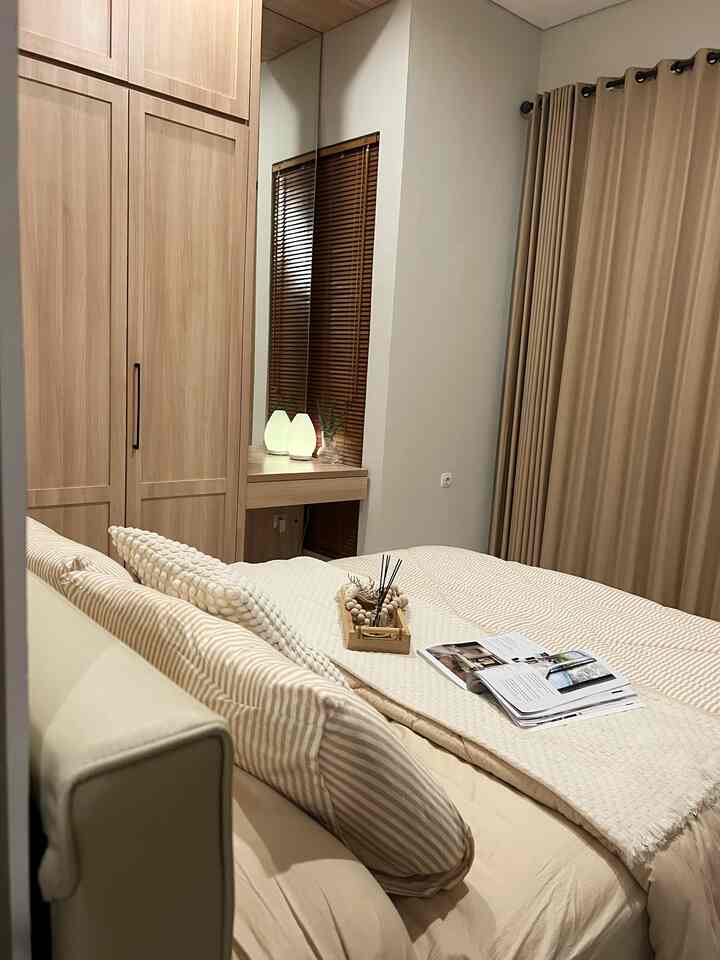 Suasana malam kamar tidur utama #night #beige #book #beedroom #wood #cream