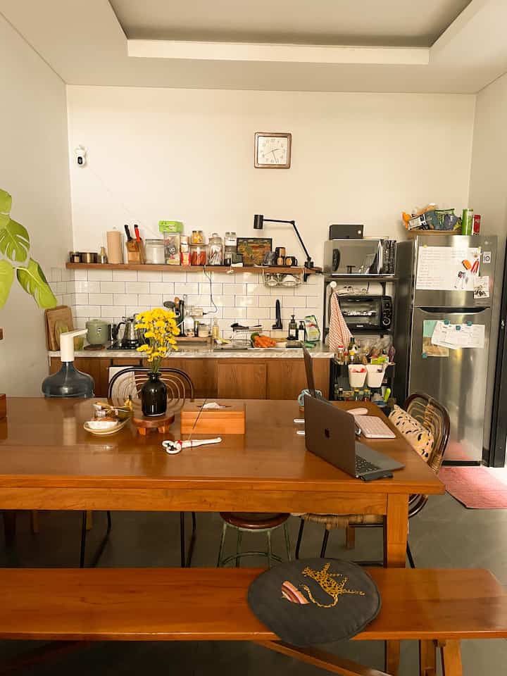 Salah satu cara memanfaatkan space yang terbatas di rumah kami yang mungil ini adalah menggunakan meja makan besar.

Meski berukuran 1x2 meter, namun meja ini bisa kami manfaatkan untuk berbagai macam hal, mulai dari: bekerja saat wfh, memasak saat siang atau malam hari, bermain puzzle atau Uno Stack, bahkan tempat untuk berbincang ketika ada yang bertamu!

Nggak heran kalau meja ini menjadi vocal point rumah kami. 

#rumahmungil #tinyspace #nevertoosmall #rumahcluster #bintaro