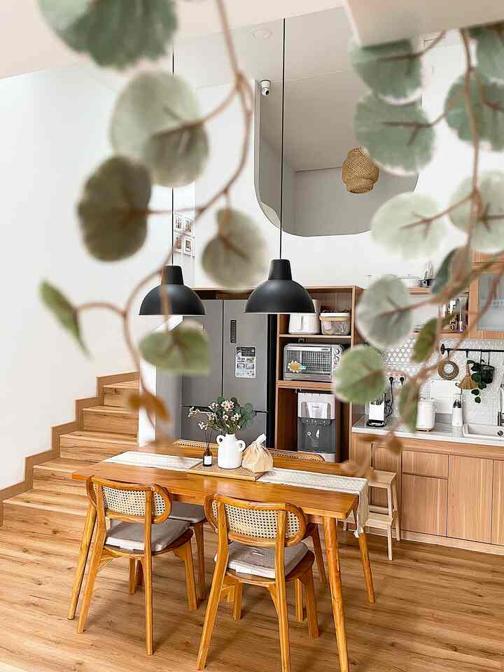 Ruang makan di rumah ini, hanya mencoba mendekorasi🤎

#diningarea #kitchen #diningtable #kichendesign #kitchenstuff