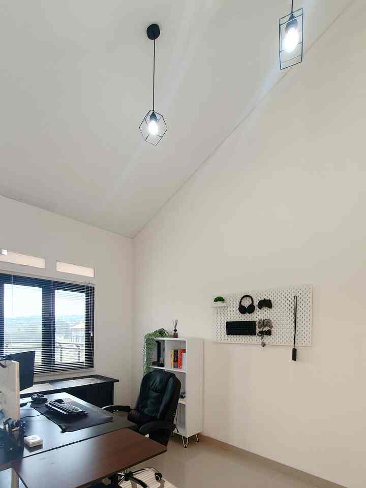Ruang kerja yang ukurannya 2,5x4 m dengan tema monochrome. Plafonnya dibuat miring mengikuti bentuk atap agar tampak lebih luas dan tinggi.
#homeoffice #officeideas #officestyling #ruangkerja #homedecor #homeinspiration
