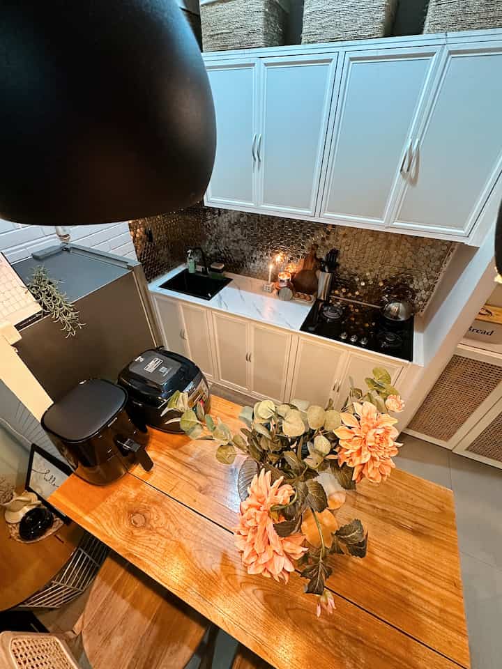 Bagian favorit didalam rumah menurutku adalah dapur, karena hampir setiap hari kegiatanku disini.. Jadi sebisa mungkin tempat ini harus nyaman sesuai keinginanku. Minim perintilan dimeja dapur dan kitchen island membuat suasana lebih clean, krn aku suka kebersihan, sebisa mungkin semua perabot ada rumahnya sendiri sendiri. 
#aeshteticroom #aeshteticroomdecor #homestyling #kitchen 