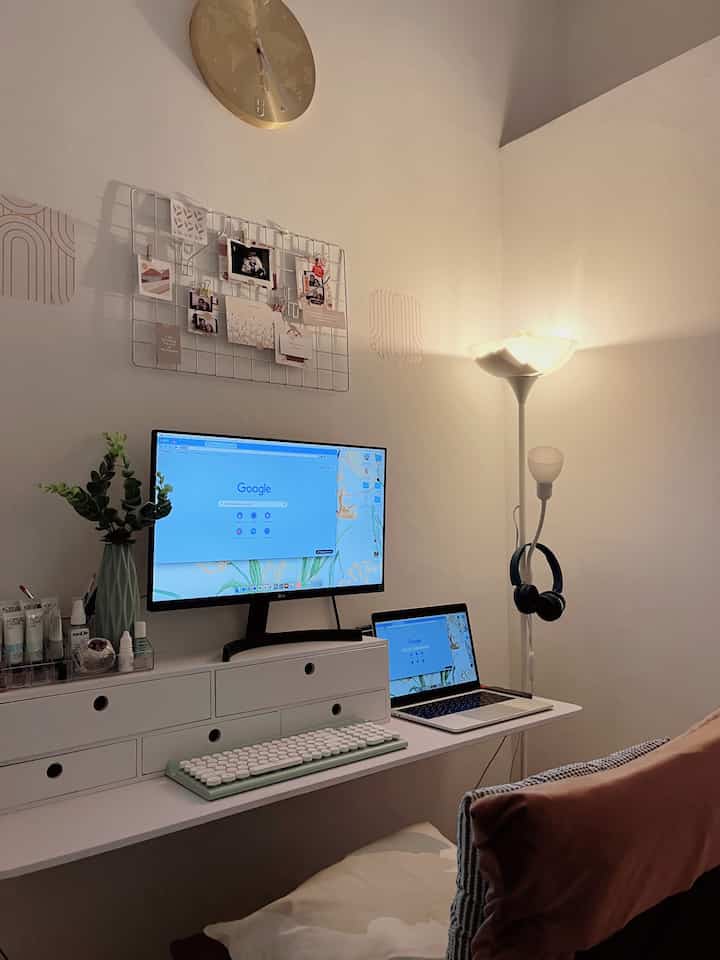 Another my favortie spot to spend a lot of time at our hoem🫶🏻✨

Yaps di meja kerja yang persis di depan kasur karena daripada kosong space bisa di pake mini working space. 

Tempat yang kedua adalah kasur tercinta dan yang terakhir ada sofabed yang empuk bgt dengan harga affordable di kelasnya. Nyaman banget untuk nonton netflix🍭

#rumahpengantinbaru #rumahcolorfull #kamarmandiminimalis #kamarkecil #kamarputri #kamarbermain #kamarmandiminimalis #ruangtamu #ruangtamupengantinbaru #ruangtamukecil #ruangtamucantik 