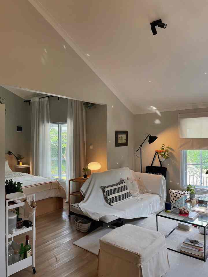 Karena ruangan lantai 2 ini selalu banyak cahaya matahari masuk, aku memilih warna cat tembok yang bisa bikin adem tapi tetep keliatan bright. #35sqm #le_gowoliving #dekorlowbudget #dekorasirumah 