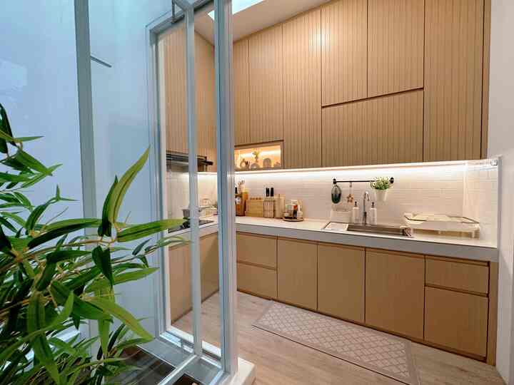 Dapur kedua di @3nd.house yaitu dapur kotor. Aku masih memilih desain japandi dengan menambahkan aksen kisi-kisi pada kabinet atas agar terlihat japandi 😁 kabinet bawah polos agar tidak ramai di dapur kecilku ini 😆

Karena di dapur ini banyak aktivitas memasak, aku memilih perabotan yang simple dan sesuai kebutuhan, seperti rak peniris piring, pisau, rak bumbu dan talenan. Aku menambahkan vas kecil di ambalan agar terlihat manis 😊

Memilih produk untuk dapur agar tetap terlihat estetik namun fungsional memang agak tricky, apalagi kalau low budget 🤭 jadi aku hanya memilih beberapa dekorasi sesuai fungsi saja.

#LowBudgetKitchen #LowBudgetKitchenMakeOver #LowBudgetKitchenInspiration #japandikitchen #japandiwetkitchen 
