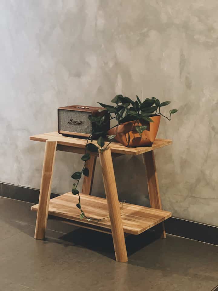 Area lorong rumah dari arah pintu masuk, terdapat pintu kaca geser menuju living room area, juga jalan menuju tangga rumah yang terletak didepan taman dalam rumah yang mungil. #hallway #stairway #tangga #lorongmasuk #tamandalam #marshall #lagom #pintukaca #pintugeser 