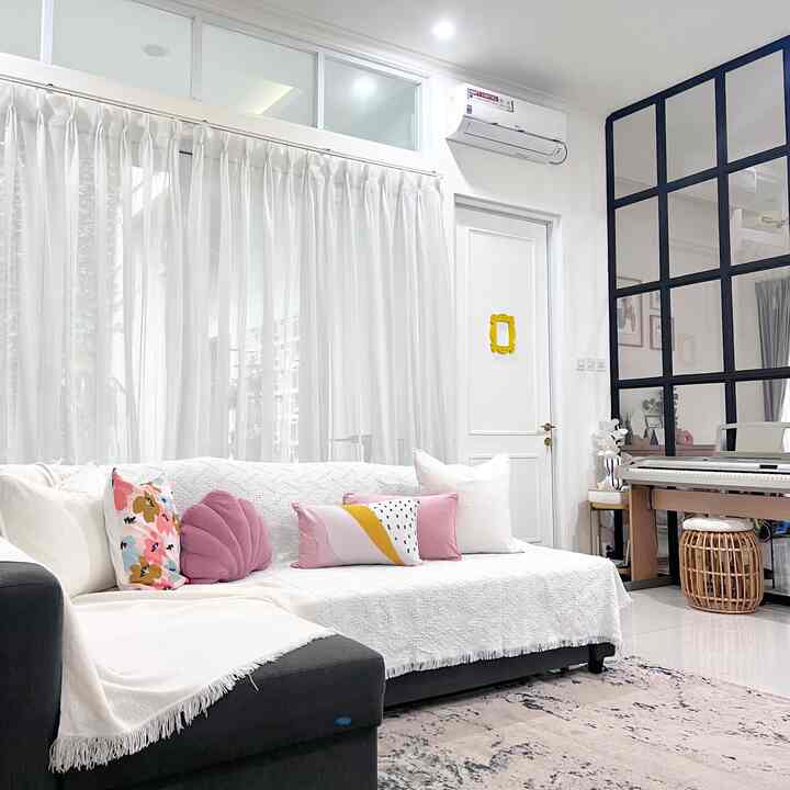 Sedang ingin membeli barang berwarna merah muda 💘💘
Mengubah detail kecil seperti sarung bantal dapat mengubah keseluruhan suasana hati. #livingroom #pinkmood #electic #cushioncover #informa #ikeasofa #mainaracarpet #friheten #pinkcushion #pinkroom