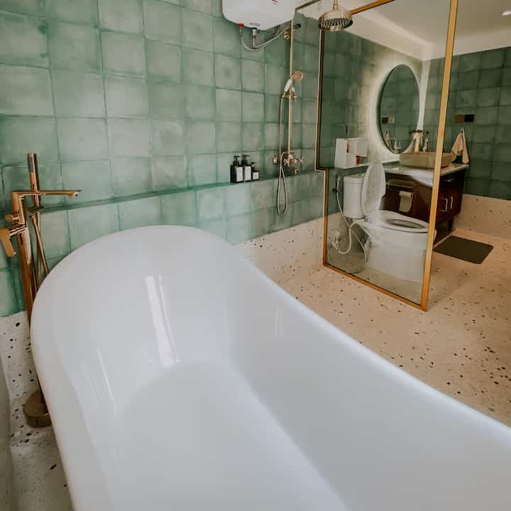 Untuk kamar mandi utama tentunya harus beda dari yg lain.
Kita mau kamar mandi utama tuh yg special tapi tentunya tetep warm. Makanya kita pake tegel yg terinspirasi dari kamar mandi airbnb di bali. Tegel itu mearik karena makin dipoles makin keluar warnanya.. Dan untuk lantai sendiri agar special kita pake the real terazzo. Agar terlihat more luxury kita menggunakan warna gold untuk pelengkapnya.
#kamarmandiutama #yihouse #materialrumah #tegel #terazzo 