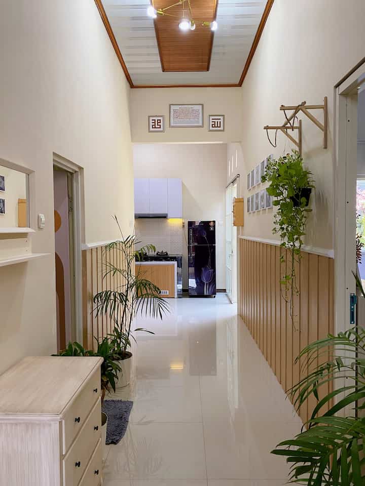 Hallo, kenalin ini lorong di rumah aku. ukurannya kurang lebih 1,6 x 2,7 meter. Awal menempati rumah lorong ini polosan saja, hanya ada dua dinding yang saling berhadapan. Setelah ada rezeki akhirnya aku putuskan untuk makeover sedikit  agar terlihat lebih manis. Aku terinspirasi dari beberapa foto di Pinterest. Ada beberapa foto lorong yang menggunakan Wall batten dan ternyata Its Not Bad. Aku padukan wall batten dengan list gypsum di atasnya, dan aku pakai cat yang senada dengan furniture di rumah. Tak lupa aku tambahkan juga beberapa frame foto di atasnya agar terkesan lebih hidup.


#rumahtanpaarsitek #selfmakeover #DIY  #minimalist #rumahmungil #minimalismodernhouse #sidoarjo #decorlowbudget