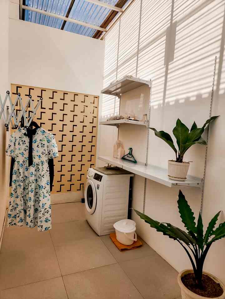 Ini adalah ruangan cuci di diemdibumi. Ruang cuci ini berada di lantai 2 rumah kami. Untuk atapnya, kami menggunakan solar tuff. Sehingga jemuran baju dapat terkena matahari dengan sempurna.  Penggunaan jemuranpun kami menggunakan model yang menempel di dinding sehingga tidak memakan tempat saat tidak ada pakaian yang dijemur #ruangcucibaju #laundryroom #homedecoinspo #ruangjemur #lowbudgetdecor #inspirasiruangcuci