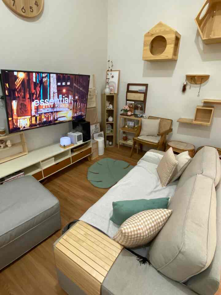 Ruang ngumpul2 ya di ruang tv ini.
Makanya sofa kadang dipakein throw blanket biar ga cepet kotor. Jadi lebih mudah nyuci throw blanketnya aja drpd nyuci cover sofanya.

#kylehome #livingroom #rumahkorea #japandi #wood #ruangkeluarga 