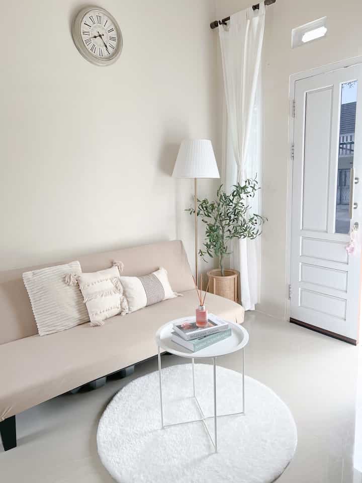 “Rumah minimalis dengan warna dasar Putih & Cream”

Warna putih merupakan warna netral sehingga mudah dipadukan dengan warna-warna lain, dan disini aku padukan dengan sentuhan warna kayu pada furniture dan barang dekorasi lainnya agar terkesan luas dan hangat dan sederhana.

Tips untuk menambah warna pada rumah/ruangan :
• Gunakan warna dasar yang netral seperti putih / cream agar mudah dipadu padankan.
• Pilih furniture yang sesuai dengan warna tema rumah, jangan menggunakan warna yang kontras / bertabrakan.
• Menambahkan dekorasi seperti tanaman / bunga artifisial agar terlihat lebih ceria.


#BringsColorsToMyHome
#HomeColorPalette
#HomeColorDesign 