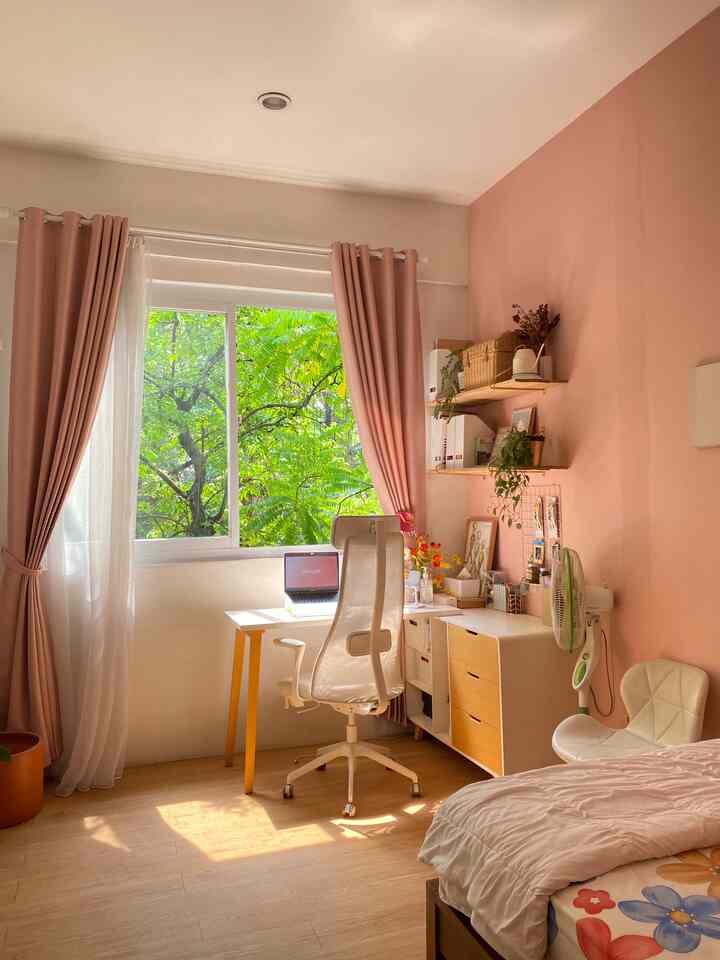 Ruang ternyaman, impian dari kecil✨

Punya kamar sendiri adalah impianku dari kecil, dan hal itu baru terwujud ketika kakak perempuanku menikah. Ini adalah kamar kosong yang akhirnya aku renovasi dari gajiku sendiri. Tentunya kamar ini jadi sweet spot tersendiri untukku. Aku menuangkan segala kesukaanku, personalityku, dan kebiasaanku dalam desain kamar ini.

Kebon depan rumah yang selama ini mengganggu karena banyak kelelawar dan terkesan horor, aku ubah jadi “kelebihan” dari kamar ini. Aku paling suka duduk sambil melihat pepohonan di waktu golden hours atau jam 12.00-15.00. Cahaya matahari yang tembus pada dedaunan & ranting yang bergoyang itu menurutku cantik banget🥺✨

Maka dari itu, untuk spot spesial ini aku benar-benar menyeleksi furniture yang ada. Tentunya selain aesthetic, aku ingin furniture yang fungsional dan selaras dengan style kamarku. Seperti meja kerja Helsinki dari iFURNHOLIC yang memiliki banyak kompartemen sehingga kamarku lebih rapih. Untuk kursi kerja aku memilih cutting yg simple dan modern dari IKEA yaitu kursi kerja JARVFJALLET. Sebagai penyimpanan tambahan aku DIY sendiri rak dinding dengan gold foil agar memiliki look mirroring gold, untuk alasnya aku pakai papan jati belanda agar lebih murah. Semua printilan dan furniture di kamarku ini aku cicil belinya satu persatu menyesuaikan budgetku.


#MyFavoriteRoom #MyHouseStory #MyFavoriteItems #artdecocontemporary #scandinavian #Bekasi #livewithparents #parentshome