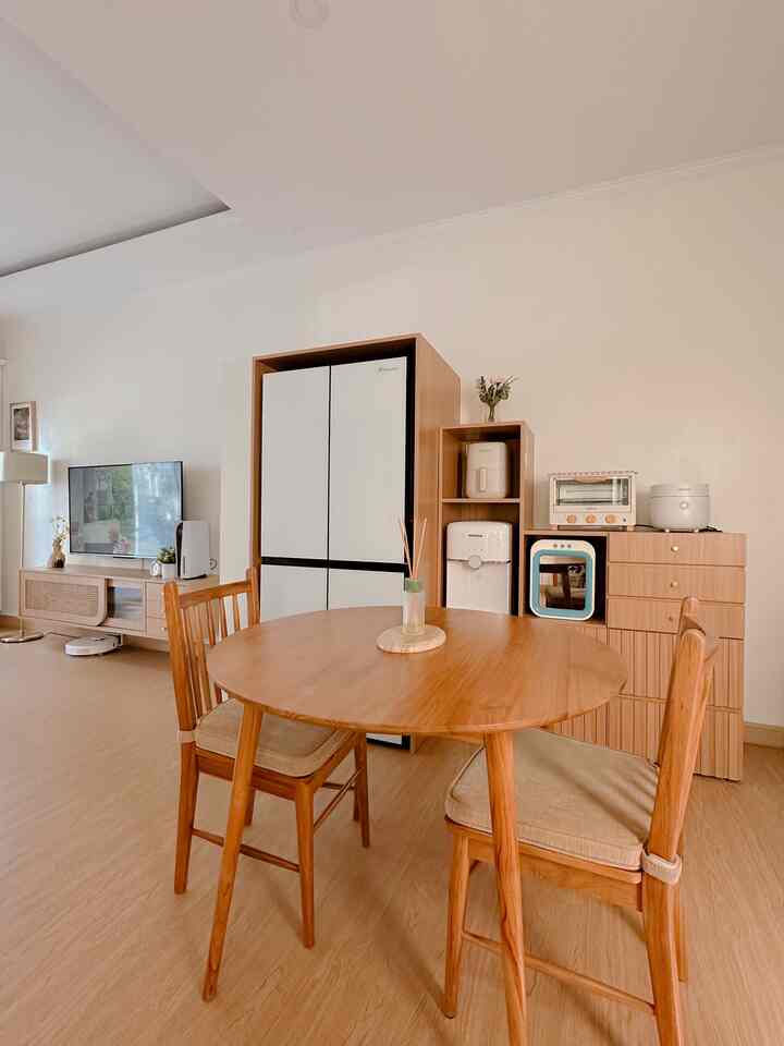 Living room dan kitchen adalah salah satu ruangan di rumahku yang memakai jasa profesional yaitu vendor interior.

Yang membantu prosesnya adalah @homeputrainterior (instagram). Dan yang menjadi pertimbangan kami memakai jasa ini adalah agar bisa memaksimalkan space yang diperlukan di rumah. Selain itu pun agar ukurannya pas. Karena kebetulan rumah kami mungil, jadi agak tricky untuk menyiasatinya. 🥰

Prosesnya mudah:
1. Hubungi pihak jasa interior
2. Survey dari jasa pihak interior ke rumah
3. Custom desain
4. Pembuatan furniture custom di workshop (+- 14 hari)
5. Pemasangan

Semoga informasi ini bermanfaat 🥰🤎

#bangunrumah #renovasirumah #interiordesigner #homeinspo #homedecor #homedecoration  #homeinspiration #homesweethome #homeideas #instahome #instadecor #desainrumah #desainrumahminimalis #rumahkecil #inspirasirumah #inspirasirumahmungil #tinyhome #smallhouse