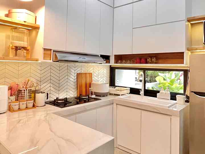 Kitchen dengan top table bentuk U

Ide top table beton bentuk U ini datang dari paksu yang ingin meja makan menyatu dengan top table di lahan yang sempit. Selain hemat anggaran top table ini jg mudah perawatannya. Biasa dipakai untuk sarapan pagi atau hanya sekedar kumpul sambil mengobrol.

Yang paling aku suka dari dapur ini adalah sink dengan jendela besar menghadap ke depan rumah. Karena rumahku ini di dalam komplek perumahan yang tidak terlalu ramai kendaraan lalu lalang, jadi aku tidak terlalu risih dengan bukaan jendela yang besar justru aku bisa mengawasi anak-anak yang bermain di depan rumah sambil mencuci piring/memasak.

#kitchenroomdecor
#kitchenideas
#kitcheninspirations
#japandikitchen
#bandung