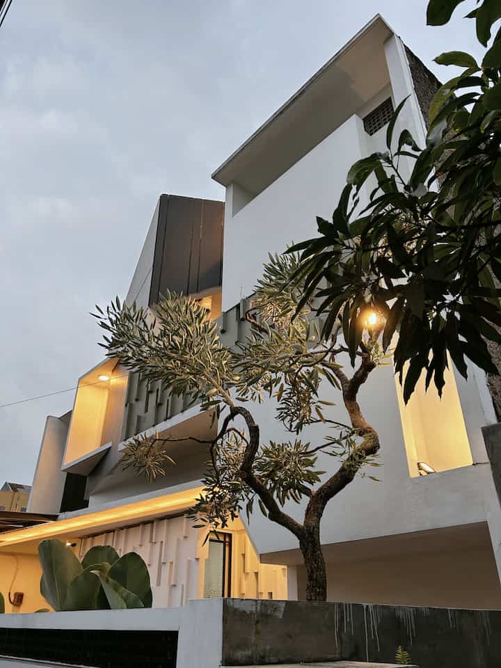 Fasad scandinavian di #boemisaturnus menggunakan warna dominan putih dan abu sebagai pelengkap. Pagar menggunakan Expanded Metal dan sedikit sentuhan batu alam. #DesainFasad #IdeFasad #InspirasiFasad