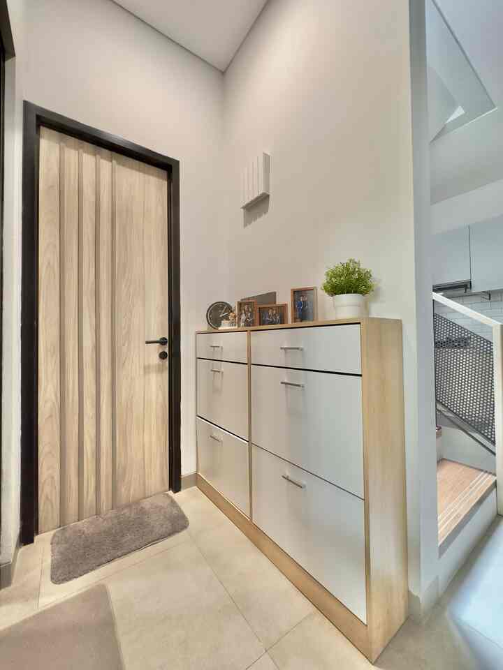 ✨Rumah kecil tapi mau punya foyer???✨

Bisa kok, punya foyer walaupun rumahmu lahannya terbatas.

Di rumah de mahendra, kami siasati meja untuk foyer diganti dengan rak sepatu yang bentuknya simple dan estetik.

Ditambah aksesoris dekorasi seperti jam, photo frame, lilin dan tanaman artificial memperindah rak sepatu yang difungsikan sebagai foyer.

#uniquefurniture
#diyfurniture
#personalizedfurniture
#foyerinspo
#smallspace
#rumahcluster
#modern
#industrial
#japandi
#rumahmungil
#72m2
#livewithkids
#homedecor
#designinterior
#desainfoyer
