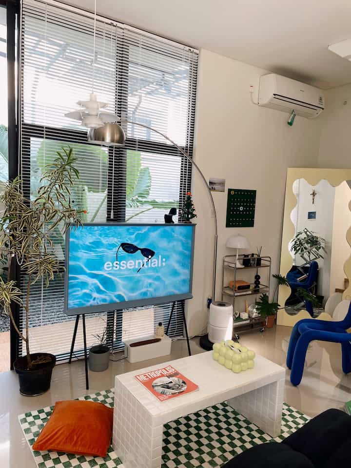 Pemilihan item item berwarna pada living room membuat ruangan terasa lebih hidup dan menyenangkan! ✨🧡 #liveslowly

#livingroom 
#livingroominspo 
#ruangkeluarga
#roomdecor
#midcentury