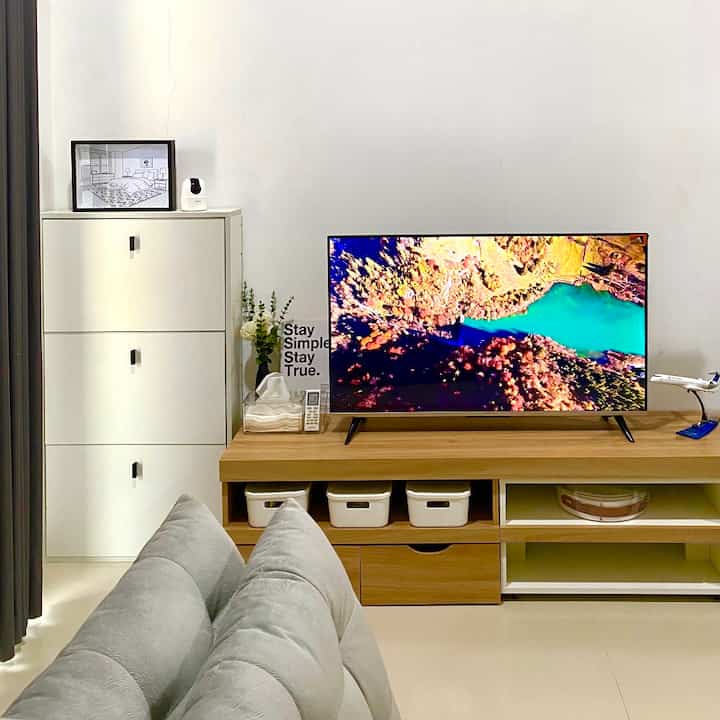 Suasana ruang tamu sekaligus ruang keluarga. Sangat sederhana tapi nyaman ✨

#inspirasiruangtamu #ruangtamulowbudget #mejatv #dekoruma #tcl #lemarisepatu #ruangkeluarga #livingroomdecorations