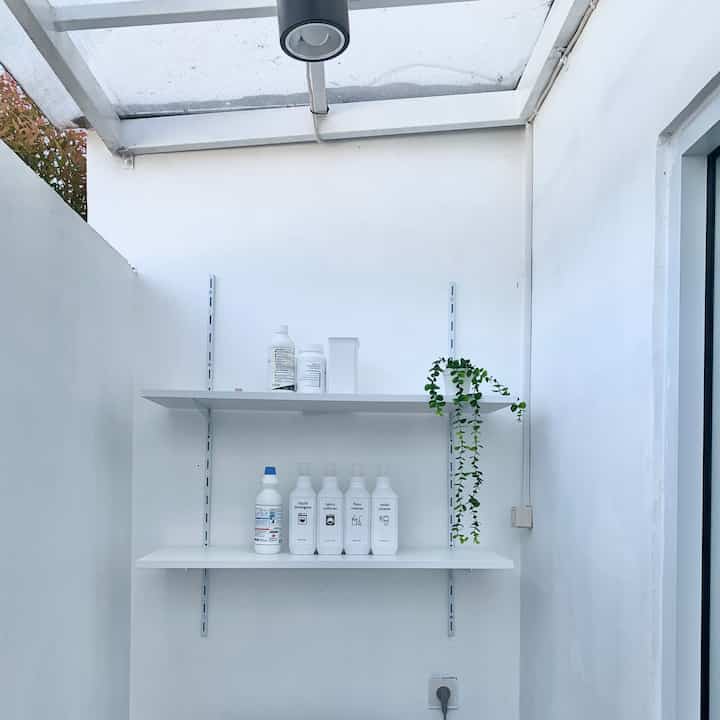 Rak diatas mesin cuci area laundry ini adalah bentuk custom kami agar mirip dengan rak BOAXEL IKEA. Kita buat ini dengan mencari bahan sendiri yang ada di daerah kota kami tinggal. Kami suka fungsinya yang bisa untuk menyimpan botol refill detergen, juga stok sabun/detergen dan tanaman artificial. Terasa pas di lebar dinding 1 meter ini

#customfurniture #DIYfurniture #personalizedfurniture #uniquefurniture