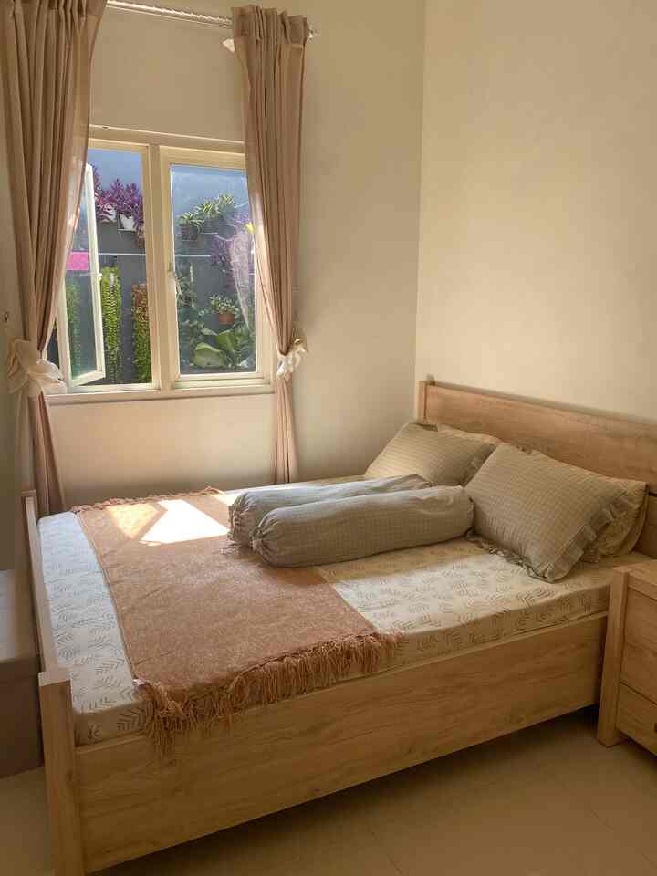 🫶🏻 Ruangan fav kami dirumah, yup kamar tidur adalah tempat dimana kami bisa beristirahat dan bercengkrama dengan keluarga. Apalagi terdapat taman yang sejuk disamping kamar yang membuat kamar tidur kami menjadi sejuk, sehingga kami semakin betah berlama-lama disini🥰🥰


#myfavoriteroom #myhousestory #myfavoriteitems #roomdecoration #bedroomdecoration #kamartidur #japandi #japandihouse 