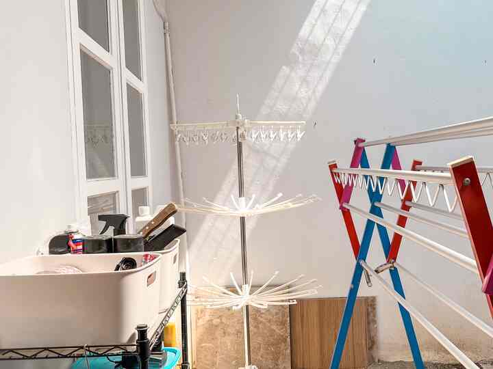 Ruang menjemur dan tempat penyimpanan perkakas pertukangan yang masih seadanya karena masih on going. Jemuran ini pun nantinya mau diganti dengan yang ditempel ke dinding agar lebih hemat tempat. Semoga segera bisa memperlihatkan bagaimana hasil akhirnya, yaa. ✨

Baru ingat juga ini jemuran dan kotak-kotak perkakas masih warna-warni. 🌈

#ruangjemur #ruangpenyimpananpertukangan #renovasihalamanbelakang