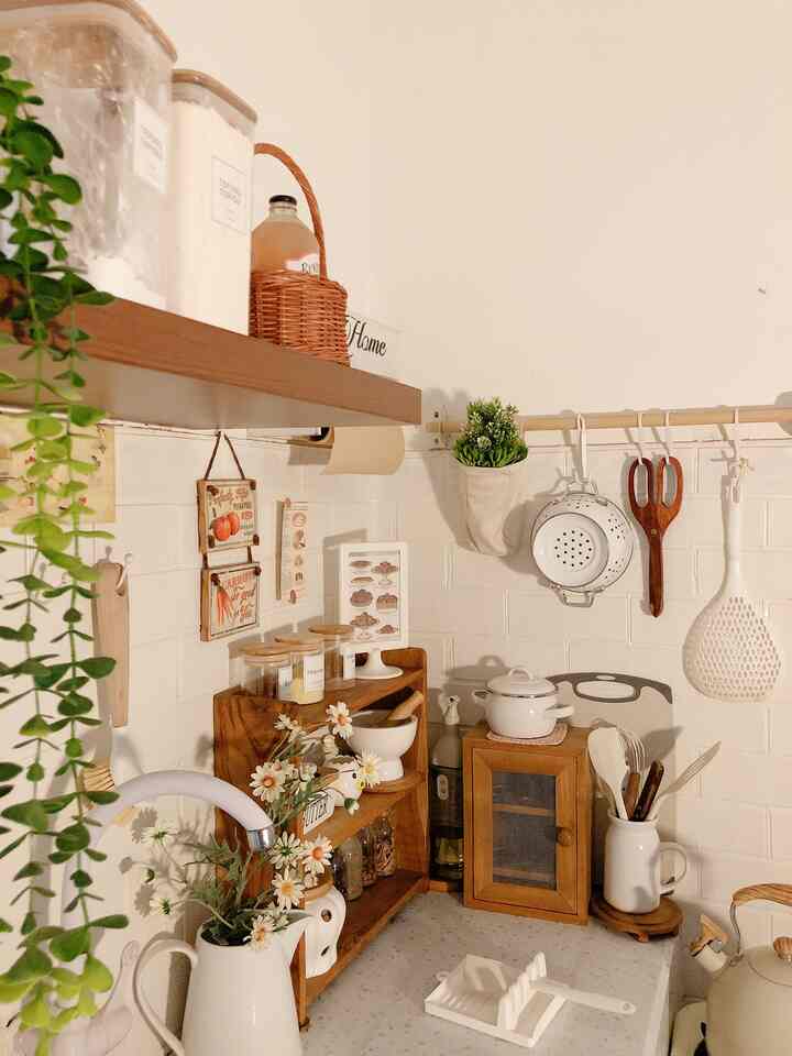 Sebelum tidur biasakan dapur rapi dan bersih,apa lagi dapur yang kecil dan minimalis,penataan dekorasi seperti rak dinding gantung dengan warna kayu untuk menyimpan perintilan solusi untuk yang tidak pakai kitchen set rak2 bumbu memliki peran penting untuk membuat dapur selalu rapi dan enak terlihat 🤍





#kitcheneoomdecor #kitchenideas #kitcheninspiration 