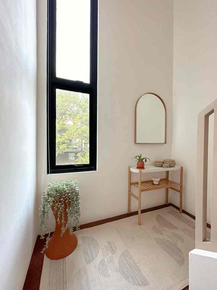 Terracota pots add a more lively atmosphere to this predominantly beige and white room.



#stairwall
#stairs
#minimalist design
#homedecorbyRina
#arieskamarina
#scandinavianstyle
#japandi
#homestylingbyrina
#aesthetic
#white
#beige