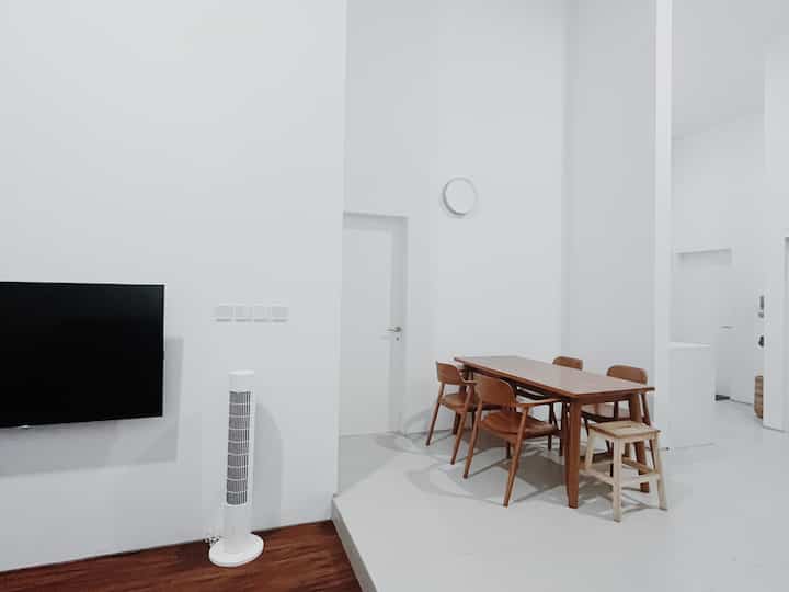 Area ruang makan kami itu open space, menyatu dengan ruang tamu dan dapur. Cara kami mendesain area ruang makan yaitu dengan menyamakan tone warna antar area ruang tamu dan dapur. Seperti warna meja dan kursi makan yang kami samakan warnanya dengan vinyl area ruang tamu serta disamakan dengan warna kayu ambalan di dapur. Agar masih ada keselarasan warna antar area.

Meja dan kursi makan berbahan kayu jati, kami membeli di Jepara lalu kami finishing sendiri menggunakan finishing kayu water based. 

Tidak ada yg spesial dalam pengaturan meja dan kursi makan, fokus kami saat layouting adalah ergonomi dan sirkulasi ruang gerak tidak sempit. 

Tips yg perlu diperhatikan saat menata ruang makan adalah perhatikan luasan area sebelum membeli furniture serta perhatikan sirkulasi atau ruang gerak saat menarik kursi makan, pastikan ada space untuk orang lewat agar kursi tidak bertabrakan dengan tembok/furniture lain.

#diningroomdecor #diningroomideas #diningroominspiration #ruangmakan #simpledecor #minimalis 

