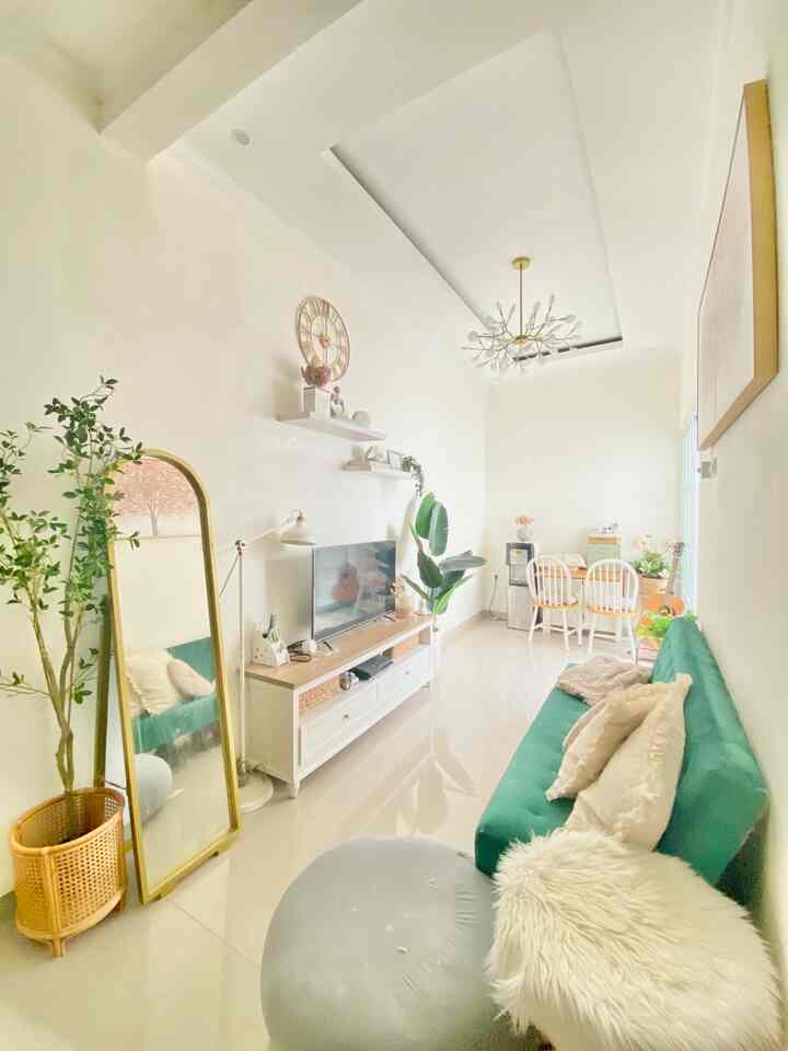 Hai hai tetangga online,

Menurutku identitas dr rumahku adalah di ruangan livin room ini karena jujur tadinya maunya tuh serba warna pastel tp suami bilang ga setuju jadilah kita putuskan utk meberi warna green, white, cokelat, gold dan ruangan ini sering banget kami habiskan waktu di ruangan ini bersama anabul2 kami. entah itu nonton baca novel, bersenda gurau. 
Bener2 jadi tempat favorit kita berdua buat ngehabisin waktu kalau lagi libur ☺️



#myhomejourney #ceritarumahku #myfavoriteroom  #shabby #Depok #petparent #rumahcluster 