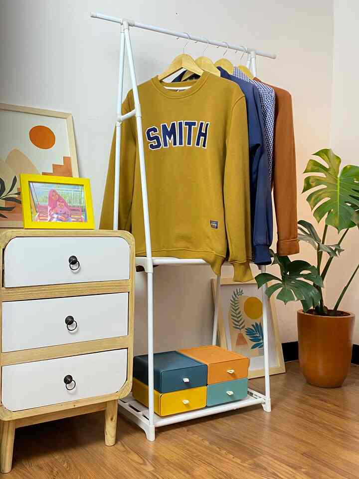 Rumah sederhana di Bandung yang sebagian ruangan digunakan sebagai studio live, ruang kerja dan kamar tidur. Perpaduan Vintage Modern Minimalis dengan mengkombinasikan berbagai warna kayu dan warna putih yang netral, sehingga mencoba untuk menggunakan barang barang yang minimalis. Ada berbagai produk furniture yang digunakan sebagaimana yang sudah di tag di sebagian gambar, semoga menginspirasi. Terima Kasih 😊 #rumahvintage #rumahminimalis #kamaraesthetic #kamarestetik #rumahmangiksan