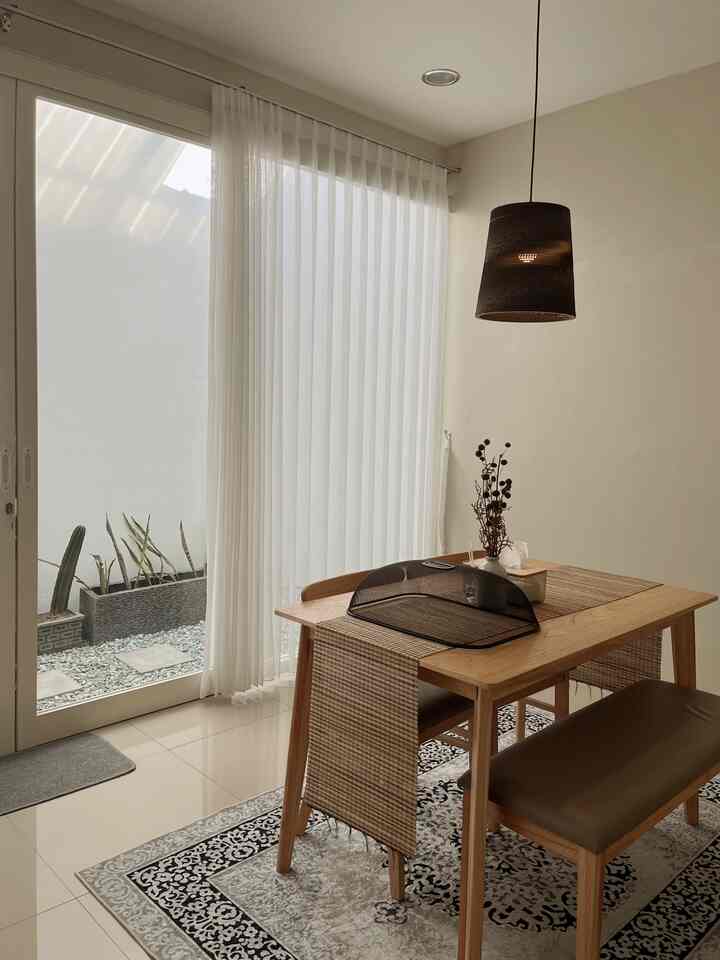 ruang makan tempat kami berbagi cerita setelah seharian bekerja sambil menyantap hidangan, ruang makan ini sengaja kami tempatkan menghadap ke taman semi outdoor agar terasa sejuk dan menyegarkan mata💓

#DiningRoomDecor #DiningRoomIdeas #DiningRoomInspiration