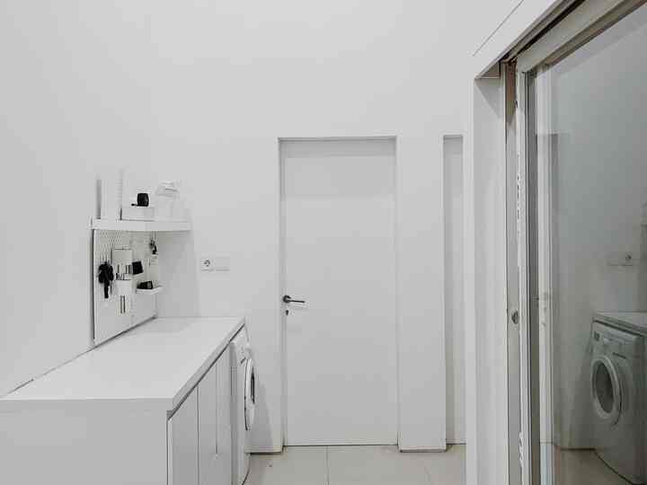 Warna putih dalam interior rumah itu sebenarnya ada kelebihan dan kekurangannya. Kelebihannya membuat ruangan menjadi luas dan bersih. Kekurangannya harus maintenance jauh lebih sering, harus extra gotong royong sama anggota keluarga buat bersih-bersih. 

#whiteinterior #putihdankayu #minimalis #simpledecor #homedecorinspo