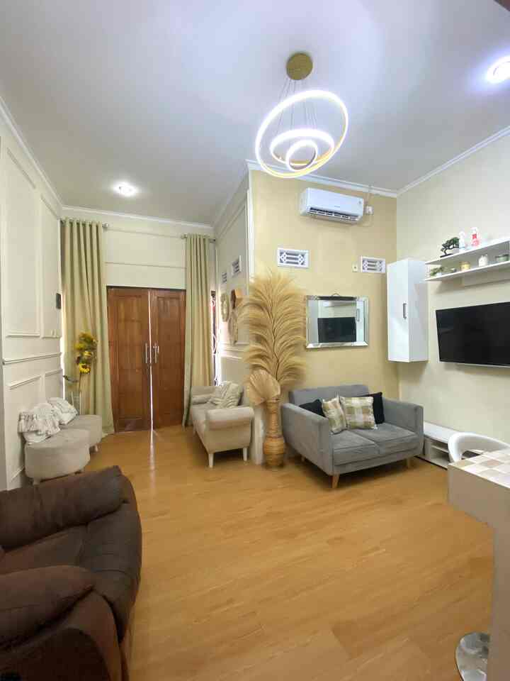 皆さん、こんにちは。この家の大きさはわずか 68 メートルです。詳細な寸法は 8x8.5 m です。かなりミニでしょ？ふふ、でもとても感謝してます🤗 さて、各部屋のミニマルな空間を実現するために、家具は飾るだけでなく物を収納できるよう、収納がたくさんあるものを使っています。このテレビ棚のように、収納キャビネットがたくさんあるので、家がよりすっきりと見えます。それとは別に、ソファ選びも少し難しいです。なぜなら、ソファが大きすぎると部屋が狭く見えてしまうからです。そこで、スペースをとらずに客室の機能性を維持できるよう、玄関近くのリビングエリアにベンチとスツールを配置しました。刺激になれば幸いです🤗

#タイニーハウス #tinyhouse #nevertoosmall #beige #ruangtamu #inspirasiruangtamu