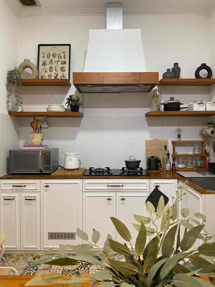 Kitchen set merupakan salah satu furniture penting yang dibutuhkan dalam sebuah rumah. Keberadaan kitchen set sangat dibutuhkan untuk menyimpan semua peralatan dan perlengkapan dapur hingga makanan siap untuk disajikan. Karna itu saya memutuskan menggunakan jasa design interior untuk custom kitchen set yg sesuai. 
Hal yg perlu diperhatikan dlm menentukan kitchen set: 
1. Sesuaikan ukuran kaninet dg luas dapur
2. Perhatikn bentuk kabinet
3. Pertimbangkan kualitas material
4. Pilih model yg sesuai dg tema rumah
5. Pilih warna yg senada
Dengan beberapa referensi yg diambil dr majalah, pinterest, google akhirnya terciptalah dapur impian ku dg konsep vintage farmhouse. 

#bangunrumah
#renovasirumah
#renovasidapur
#interiordesigner
#customkitchenset