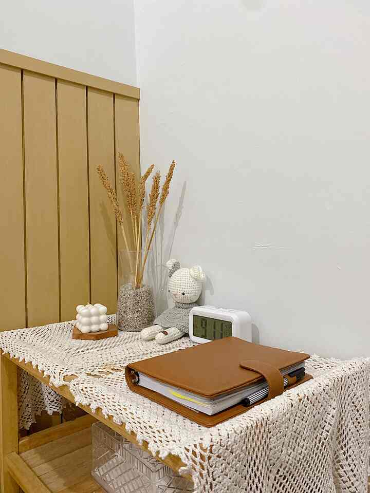 Sudut kamar dengan dekorasi minimalis yg sangat dan selalu dibutuhkan, mulai dari tisu, jam waker, rak yg bisa digunakan pengganti meja utk menulis catatan dan sedikit bunga kering disudutnya ✨

#yositriaa #90m2 #rumahdeveloper #tinyhouse #rumahmungil #kamartidur #aesthetic #scandihome 