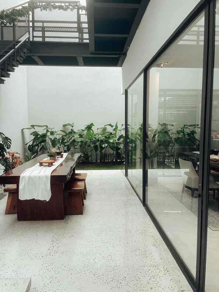 Welcome to our house 🤍. Konsep rumah ku ini lebih ke #modernTropical , karena perpaduan design arsitektur yang modern dengan layout open space dan area taman di dalam rumah. Aku dan suami bukan arsitek tapi kami sangat suka dengan arsitektur. Jadi kami suka pergi ke tempat2 yang designya bagus dan kami terapkan ke rumah kami. Kita suka banget abisin waktu di area semi outdoor ini untuk sarapan, chit-chat , dan kerja. Makanya kita taruh meja panjang yang bisa di pakai untuk occasion apa aja. 🤍 Menurut kamu apa lagi ya harus di taruh di area ini? 

.  #homedecorinspo #aesthetichomedecor #japandi #scandinavian 