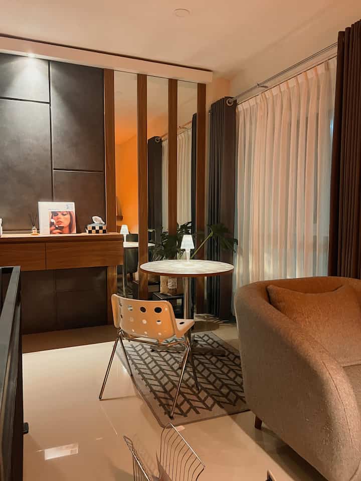 tempat nyantai baru~

#nightvibes #rekomendasilampu #lampumeja #lampu #lightinginspiration #mejabundar #kursi #midcenturymodern #hazealnut